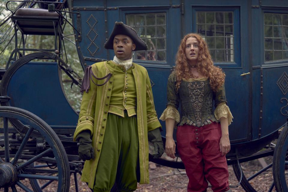 (De gauche à droite) : ÉnyÌ Okoronkwo dans le rôle de Rasselas et Louisa Harland dans le rôle de Nell Jackson dans RENEGADE NELL de Disney, saison 1, exclusivement sur Disney+ (Robert Viglasky/Disney)