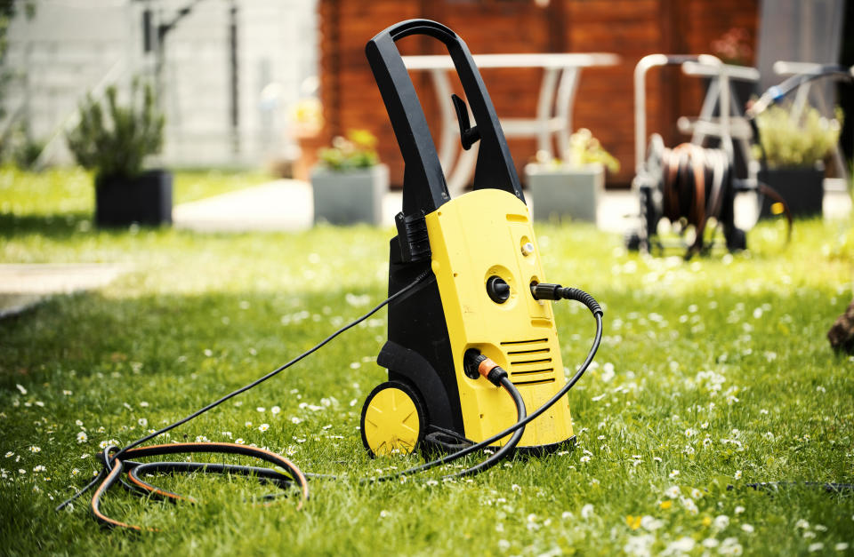 Mit Hoch­druck­reinigern lassen sich Gehwege, Gartenmöbel, Über­dachungen und vieles mehr prima reinigen. (Bild: Getty)