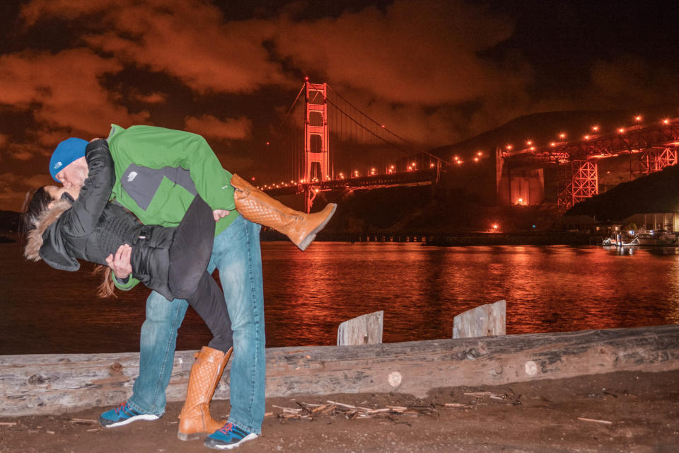 Couple capture their global dip-kisses at landmark locations