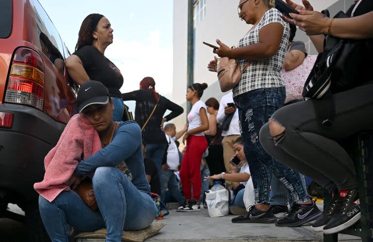 Familiares dos detidos nos protestos da oposição aguardam notícias em frente à sede da Polícia Bolivariana