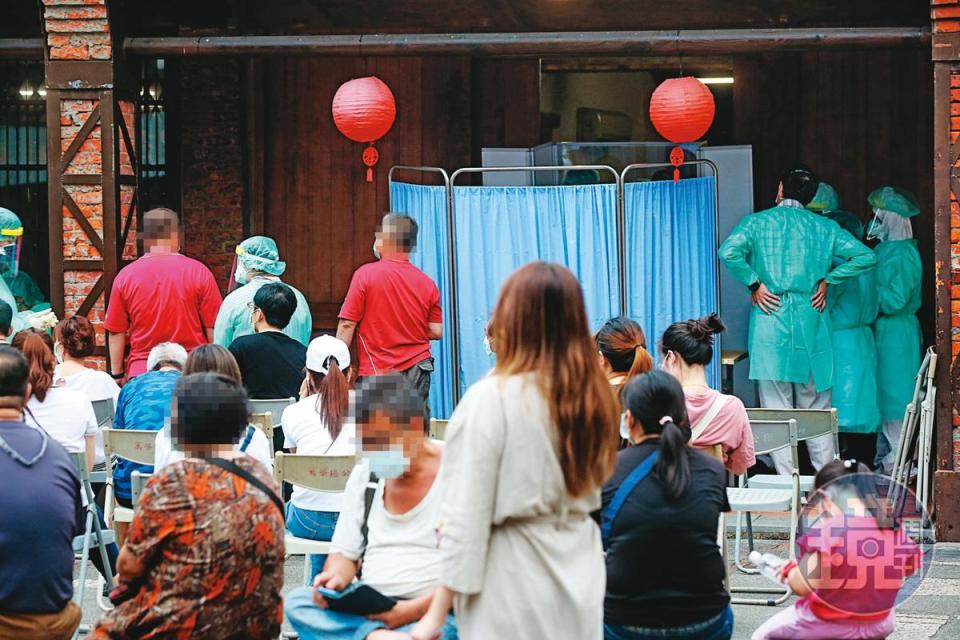 萬華地區是本土疫情爆發熱點，台北市緊急設立篩檢站，希望儘速找出確診者。