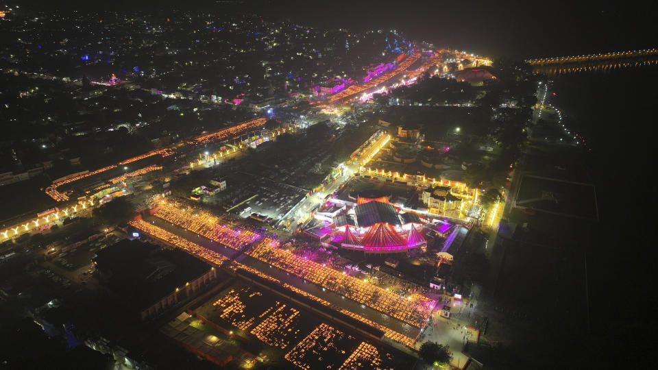 Lámparas iluminan las orillas del río Saryu la víspera del festival hindú de Diwali, en Ayodhya, India, el sábado 11 de noviembre de 2023. La ciudad de Ayodhya, en el estado norteño de Uttar Pradesh, la víspera de Diwali, lo que estableció un récord Guiness de número de lámparas encendidas, según la oficina de turismo del estado. (AP Foto/Rajesh Kumar Singh)