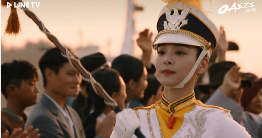 薛仁雅初登場就以「儀隊隊長」的身份亮相，在街上表演時美翻全場。圖／LINE TV提供