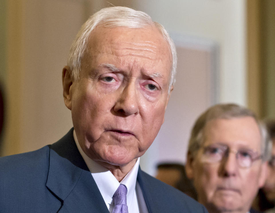 Fotografía de archivo del 30 de julio de 2013 del senador Orrin Hatch, republicano por Utah (izquierda), acompañado del líder de la minoría en el Senado, Mitch McConnell, de Kentucky, mientras habla con la prensa en el Capitolio, en Washington. (Foto AP/J. Scott Applewhite, Archivo)