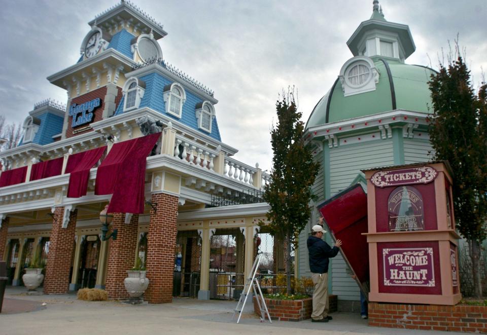 Matt LaRiccia, admissions supervisor, at Geauga Lake Amusement Park in Aurora, Ohio, dismantles a decorative admissions booth Monday, Nov 1, 2004. The amusement park lost $1.8 million in July, August and September. The company's six other amusement parks, including Cedar Point in Sandusky, made money. (AP Photo/The Beacon Journal/Erin Galletta)