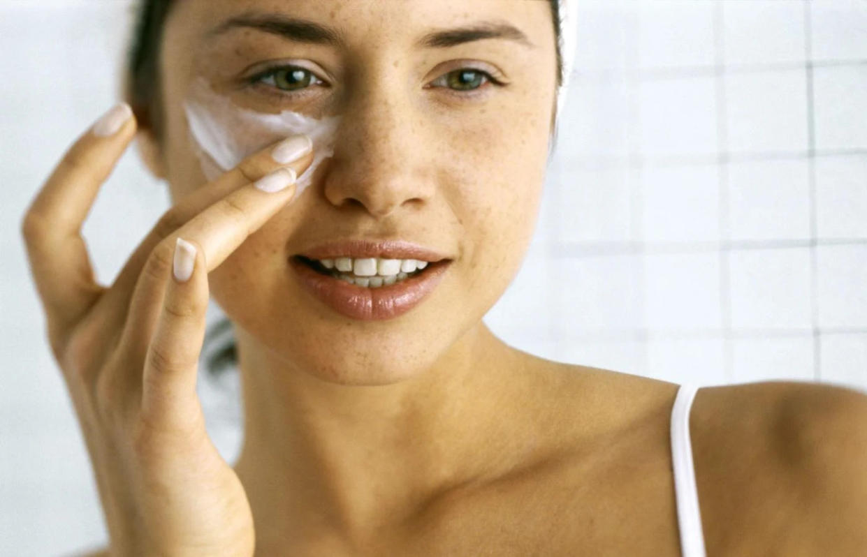 ¿Realmente es tan malo ponerte crema corporal en la cara? (Getty)