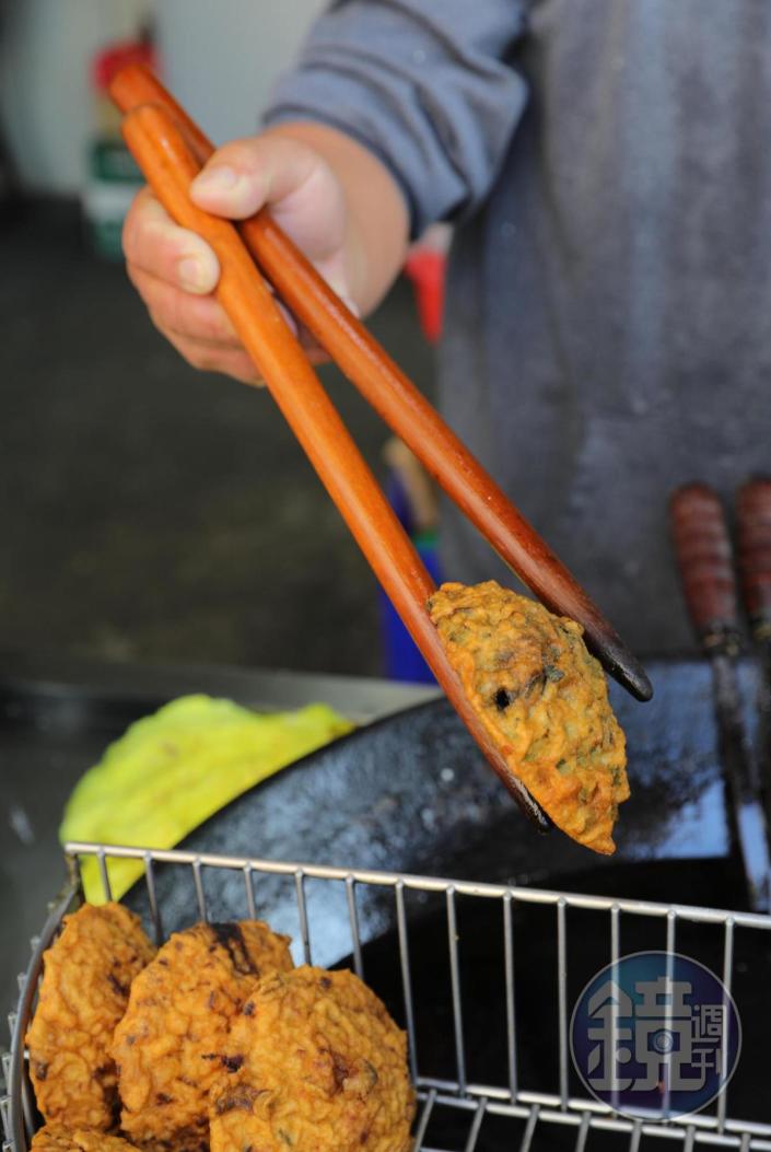 店家特別訂製撞球桿等級的胖筷子，來應戰高溫油鍋。