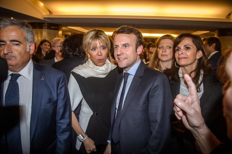 Emmanuel Macron gagne un point depuis vendredi dans les intentions de vote en vue du premier tour de la présidentielle, à 24%, et n'est plus qu'à deux points de Marine Le Pen (26%, stable), selon un sondage Opinionway-Orpi pour Les Echos et Radio classique publié lundi. /Photo prise le 22 février 2017/REUTERS/Christophe Petit Tesson