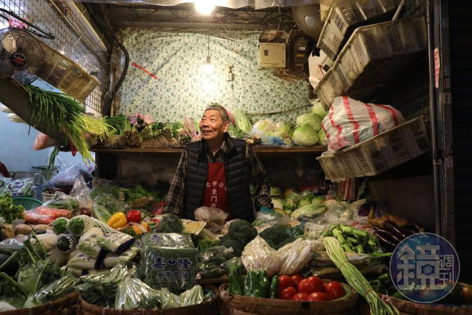 「老林蔬菜」老闆林朝清每日親自挑選蔬菜，種類多，品質新鮮。