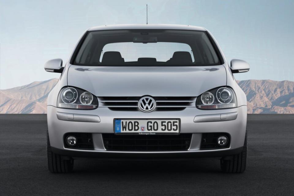 第四代 Golf 設計出成為 Volkswagen 日後標誌特色的 C 柱，在外型上帶來新的改變，受設計大師譽為時髦風格代表，並且首度採用了雙離合器變速箱，有效提升換檔速度且降低油耗。(圖片提供：VW)