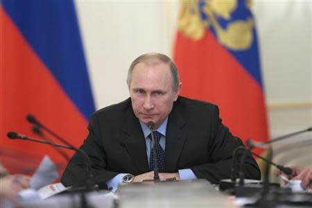 Russia's President Vladimir Putin (R) chairs a session of the Economic Council Presidium at the Novo-Ogaryovo state residence outside Moscow, January 30, 2014. REUTERS/Mihail Metzel/RIA Novosti/Kremlin