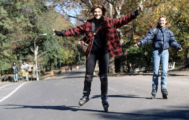 <p>« A Central Park, Alexandra Kazan, qui remplace Nagui dans Taratata, teste les Rollerblade. Elle s'en achètera le lendemain. » - Paris Match n°2478, 21 novembre 1996</p>