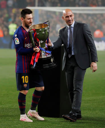 Soccer Football - La Liga Santander - FC Barcelona v Levante - Camp Nou, Barcelona, Spain - April 27, 2019 Barcelona's Lionel Messi celebrates winning La Liga with the trophy and Spanish Football Federation president Luis Rubiales REUTERS/Albert Gea