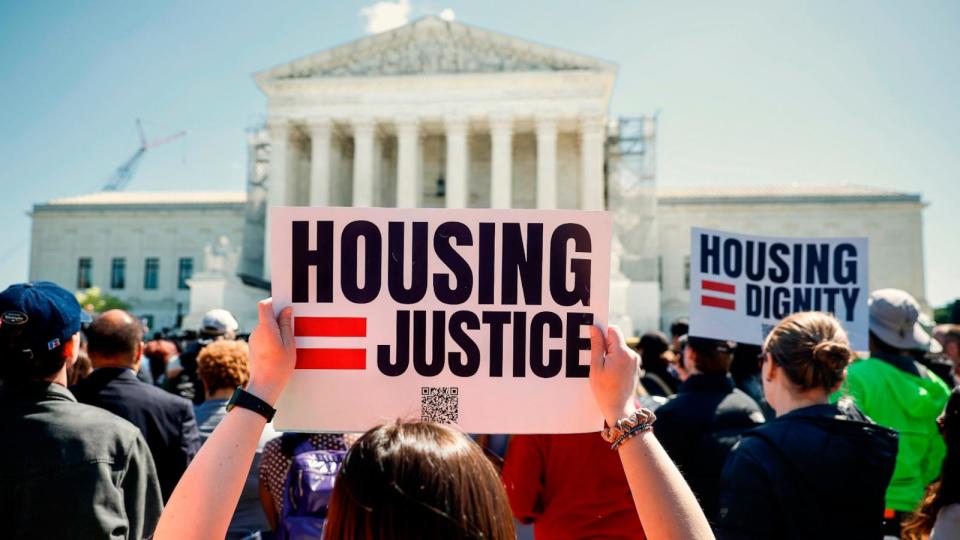 PHOTO: Homeless rights activists hold a rally outside of the U.S. Supreme Court, Apr. 22, 2024, in Washington. (Kevin Dietsch/Getty Images)