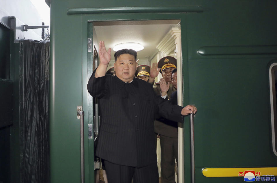 Esta imagen, tomada el 10 de septiembre de 2023 y distribuida por el gobierno de Corea del Norte, muestra al líder norcoreano, Kim Jong Un, saludando desde un tren en Pyongyang, Corea del Norte, antes de partir hacia Rusia. (Agencia Central de Noticias de Corea/Korea News Service vía AP)