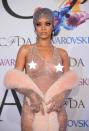 "Free the Nipple!" auch bei Rihanna, deren Auftritt bei den CFDA Fashion Awards 2014 wohl unvergessen bleiben dürfte. Trotz Bekleidung schamlos nackt – so hatte sich auf dem roten Teppich zuvor kaum ein Star gezeigt. (Bild-Copyright: Dimitrios Kambouris/Getty Images)