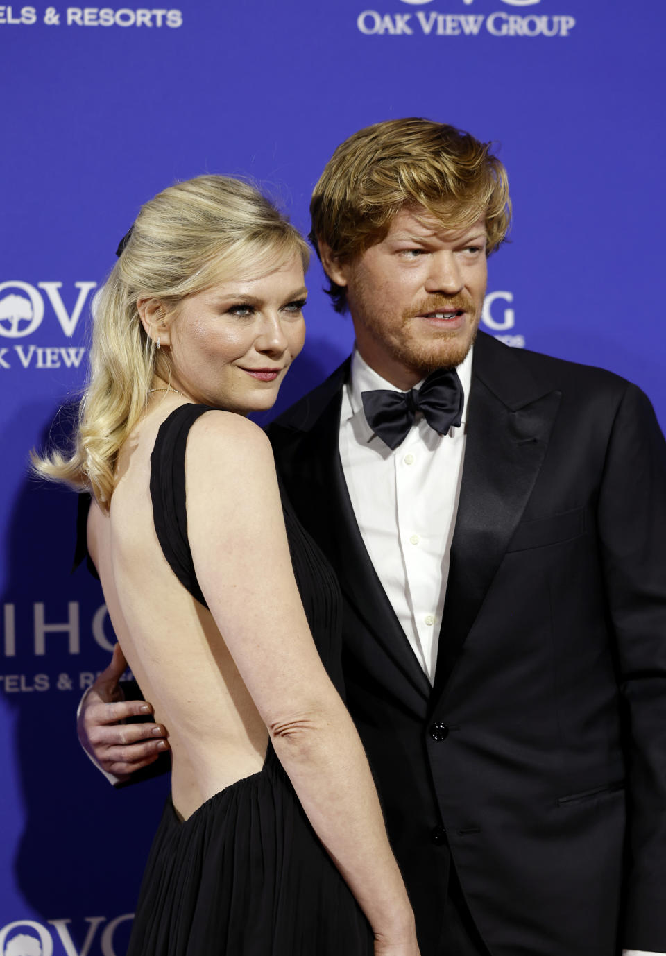 Kirsten and Jesse posing together on the red carpet