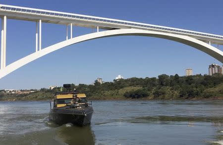 Brazilian border police patrol the Parana River that separates their country from Paraguay in Foz do Iguacu, Brazil, July 27, 2016. REUTERS/Stephen Eisenhammer