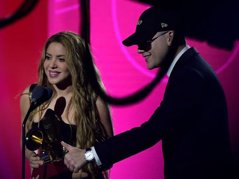 Shakira y Bizarrap reciben el primero de varios premios que se llevaron en la noche de los Latin Grammy 2023