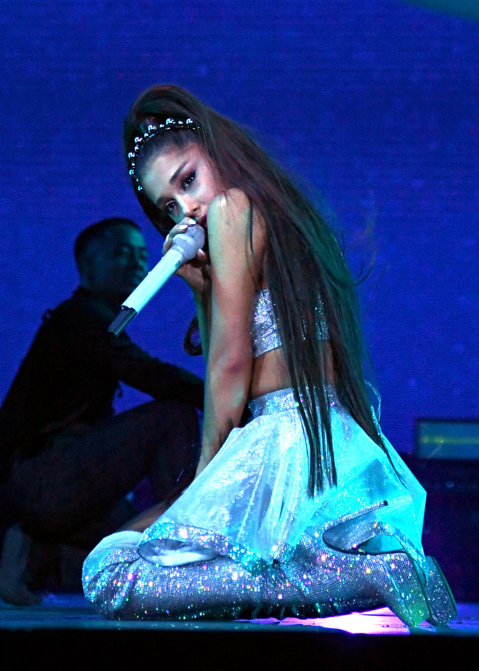La coleta XXL es la seña de identidad de Ariana Grande, que emplea extensiones para lograr su icónico peinado. Para actuar en Coachella 2019 la cantante se decantó por un semirrecogido y una diadema. (Foto: Kevin Mazur / Getty Images)