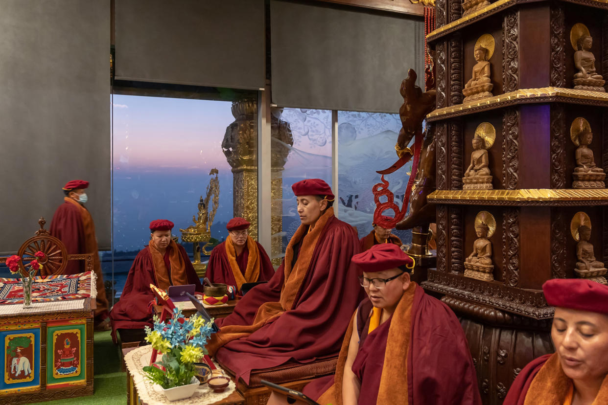 Lectura de las escrituras durante las oraciones matutinas en el convento Druk Amitabha en Katmandú, Nepal, el 3 de febrero de 2023. (Saumya Khandelwal/The New York Times)