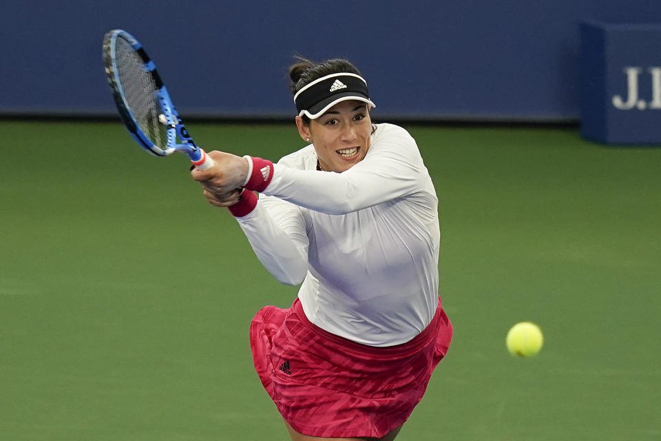 Garbiñe Muguruza devuelve ante la japonesa Nao Hibino durante la primera ronda del Abierto de Estados Unidos, el martes 1 de septiembre de 2020 en Nueva York. (AP Foto/Seth Wenig)