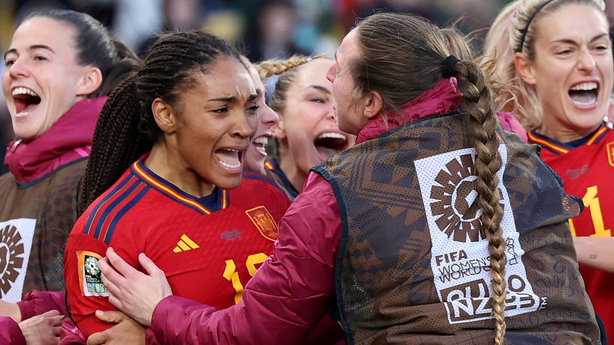 Winnaar Selma Baraloilo heeft de eerste halve finale van het WK vrouwenvoetbal in Spanje gewonnen