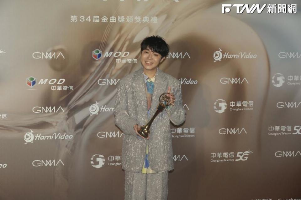 吳青峰在本屆金曲獎總共入圍7項獎項，讓人期待他能奪回多座獎盃，但最後他只在壓軸抱回「年度專輯獎」。（圖／陳毅偉攝）