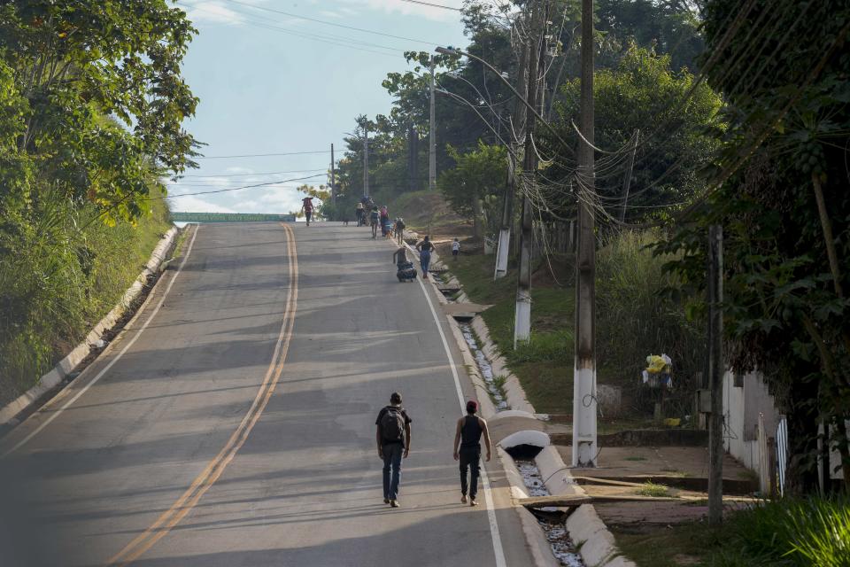 Migrantes venezolanos llegan a Assis, Brasil, el 20 de junio de 2024, tras cruzar la frontera desde Perú. Migrantes, policías, funcionarios y analistas afirman que la decisión de Joe Biden de suspender temporalmente el asilo ha generado una actitud de espera entre los migrantes que están en Brasil y han paralizado sus planes de llegar a Estados Unidos. (AP Foto/Martín Mejía)