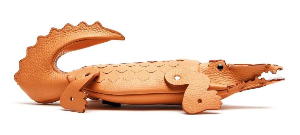 鱷魚造型手拿包 NT$13,900（LACOSTE提供）