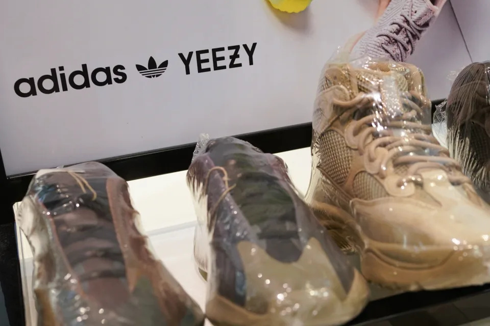 Un letrero anuncia zapatos Yeezy fabricados por Adidas en Kickclusive, una tienda de reventa de zapatillas, en Paramus, Nueva Jersey, el martes 25 de octubre de 2022. Foto AP/Seth Wenig