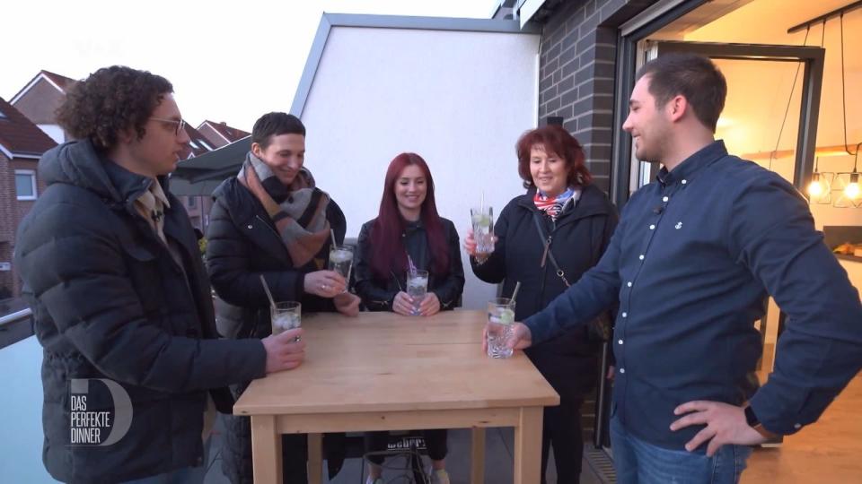 Den Aperitif nehmen die Gäste auf der Terrasse zu sich, von links: Thomas, Ilka, Jess, Mechthild und Gastgeber Domenik.
 (Bild: RTL)