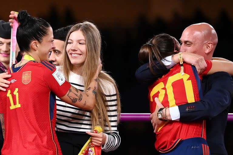 La defensora española #20 Rocío Gálvez es felicitada por el presidente de la Real Federación Española de Fútbol, Luis Rubiales, junto a la española Jennifer Hermoso, después de ganar el partido de fútbol final de la Copa Mundial Femenina de Australia y Nueva Zelanda 2023