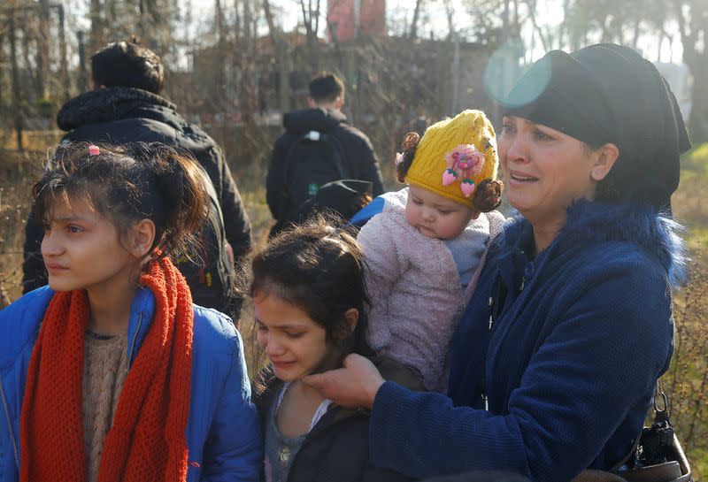 Migrants walk to the Turkey's Pazarkule border crossing with Greece's Kastanies, in Pazarkule