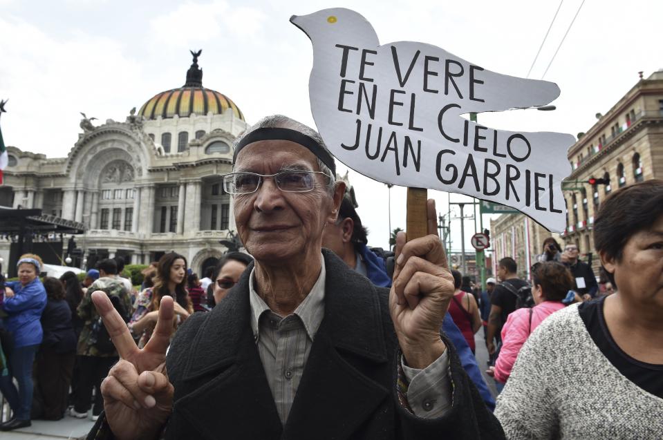 This fan's sign reads "I'll see you in heaven, Juan Gabriel."&nbsp;