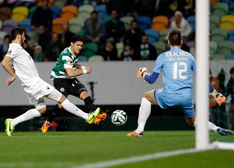 Sporting's Montero, from Colombia, center, attempts a shot at goal in front of Academica's goalkeeper Ricardo Nunes during their Portuguese league soccer match Sunday, Feb. 2 2014, at Sporting's Alvalade stadium in Lisbon. (AP Photo/Armando Franca)