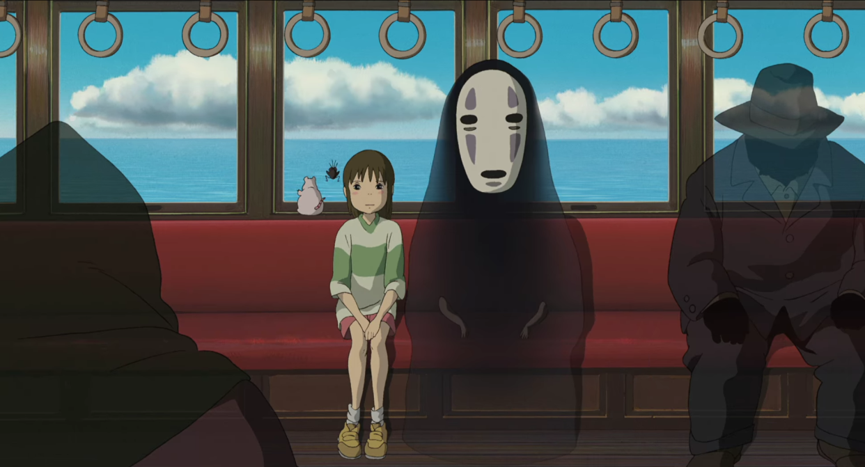 Chihiro prend le train par elle-même pour la première fois, dans « Le Voyage de Chihiro ».