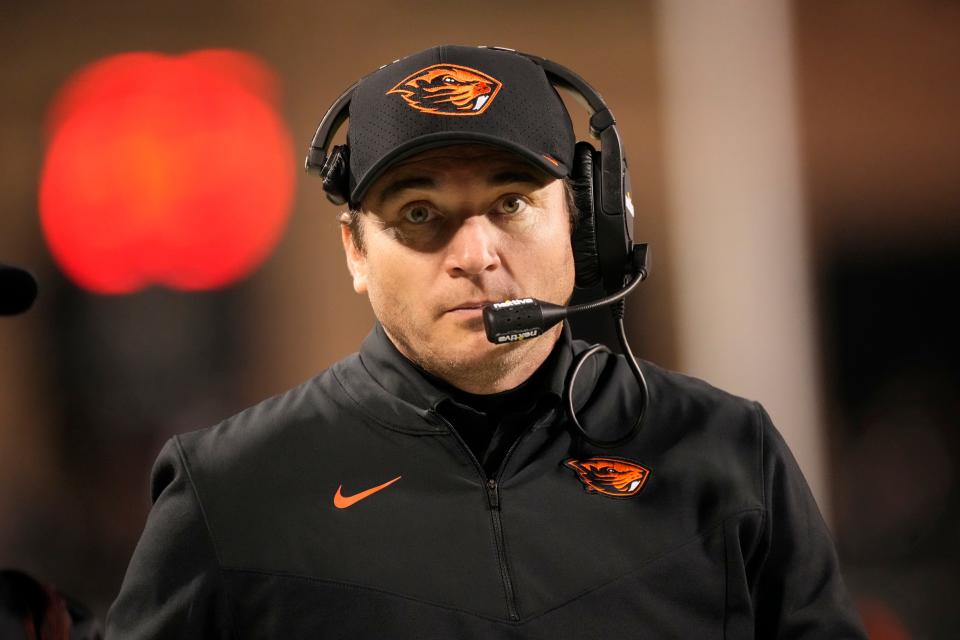 Oregon State head coach Jonathan Smith.