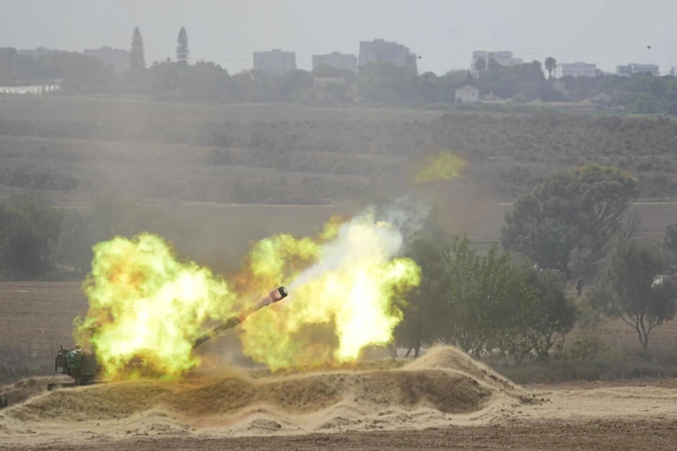 <strong>以色列使用榴彈砲向加薩走廊展開攻擊。（圖／美聯社）</strong>