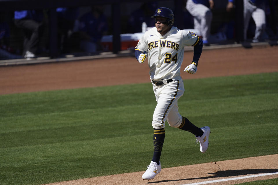 Avisail García (24) de los Cerveceros de Milwaukee anota una carrera en un juego de exhibición ante los Cachorros de Chicago, el sábado 6 de marzo de 2021, en Phoenix. (AP Foto/Ashley Landis)