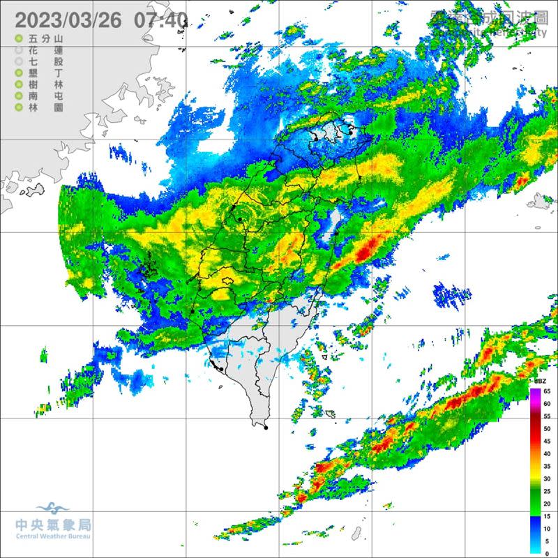 氣象局今（26）天表示，今天東北季風及華南雲雨區東移水氣更多。（圖／翻攝自氣象局）