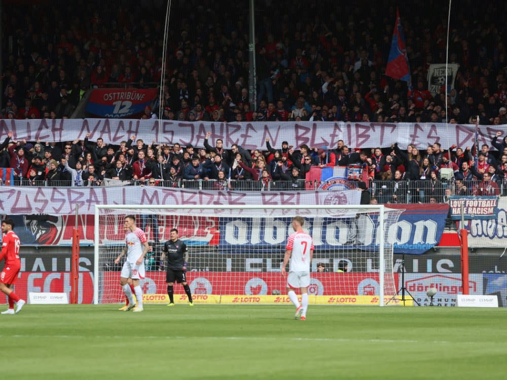 Heidenheimer Fans protestierten gegen RB Leipzig (IMAGO/Roger Petzsche)