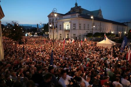 People attend candlelit rally against supreme court legislation in front of the Presidential Palace in Warsaw, Poland, July 20, 2017. Agencja Gazeta/Agata Grzybowska/via REUTERS