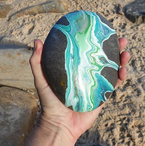 A woman has shared the heartwarming moment she found a painted rock while on the beach grieving a friend.