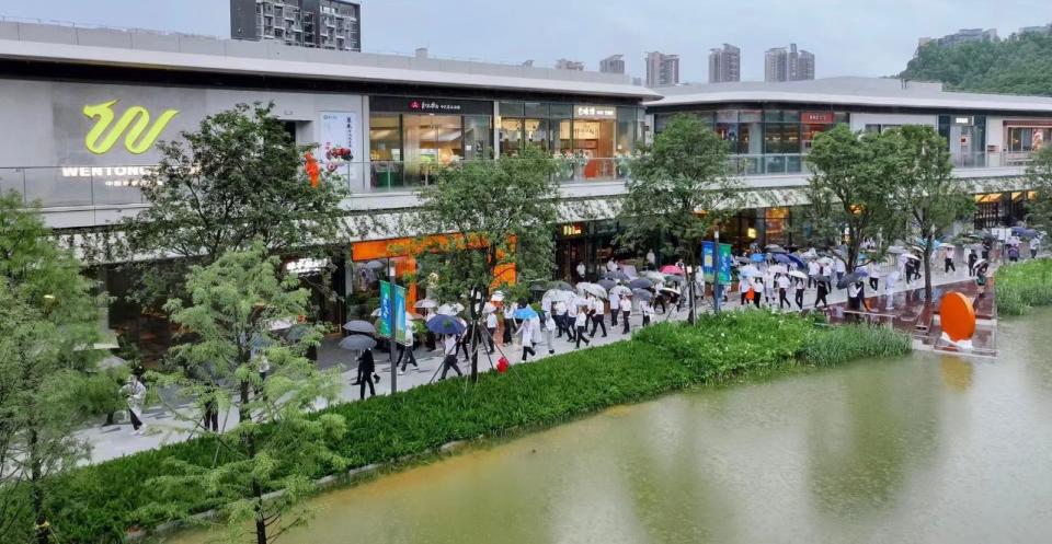 Shenzhen New Shopping Mall｜Universiade World, the new landmark in Longgang District, opens!Introducing more than 200 brands/giant white cloud art check-in space/kissing sika deer + black swan instant transportation method