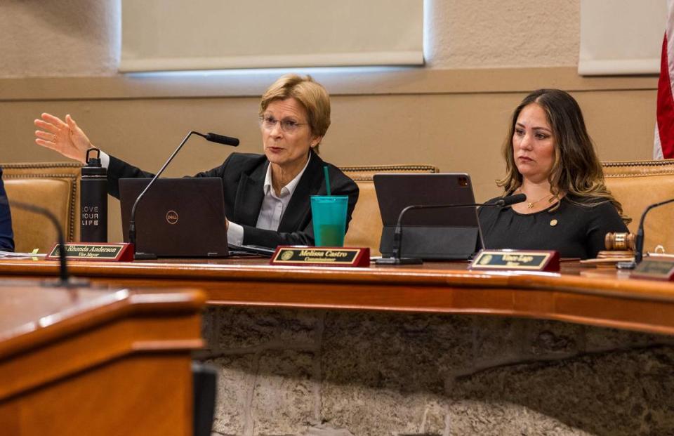 La vicealcaldesa de Coral Gables Rhonda Anderson (a la izquierda) y la comisionada Melissa Castro durante la reunión de la Comisión Municipal el martes 16 de abril de 2024.