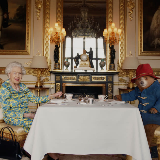 La reina Isabel II y el Oso Paddington credit:Bang Showbiz