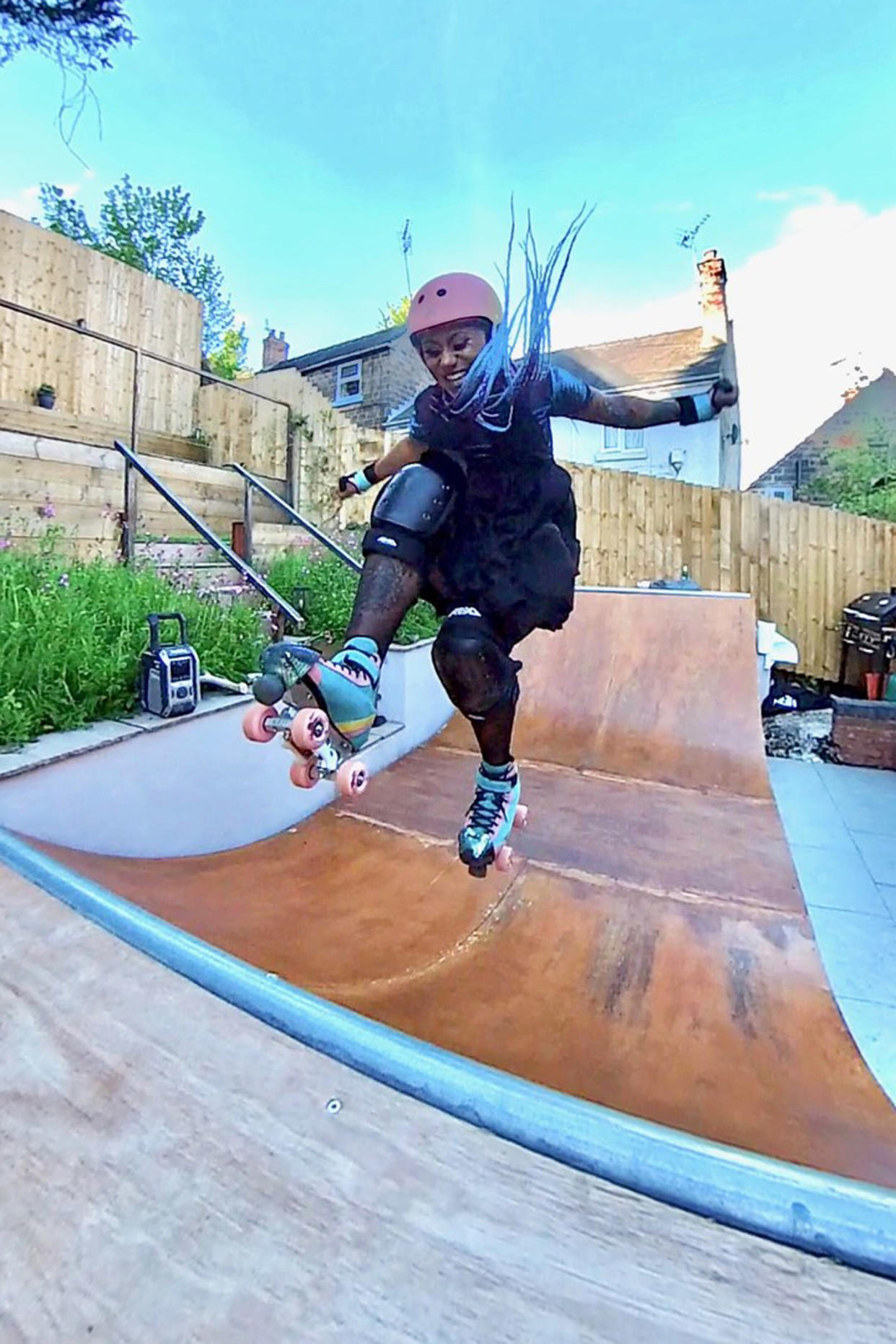 Jodie performs some moves on the ramp in the garden. (@ashmatkingroundworksandlandscaping/Caters)
