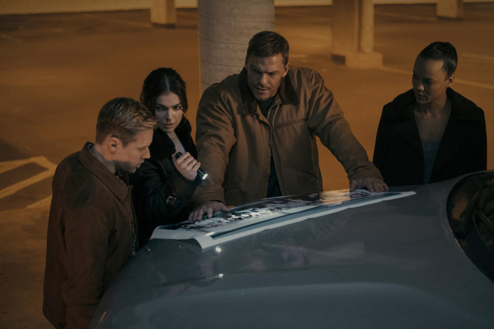 Shaun Sipos, Serinda Swan, Alan Ritchson et Maria Sten dans Reacher Saison 2 (Brooke Palmer/Prime Video)