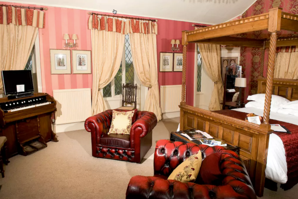 <p>The castle has 15 “grand rooms,” including this one where Queen Victoria is rumoured to have slept. (Airbnb) </p>